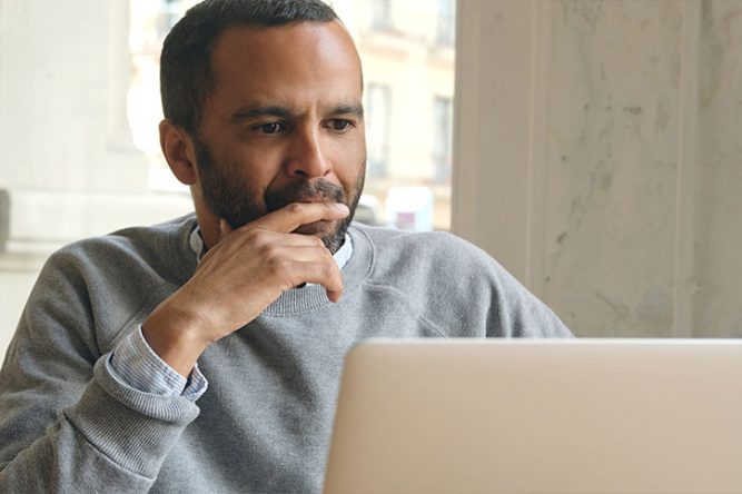 Un homme réfléchit en lisant notre article