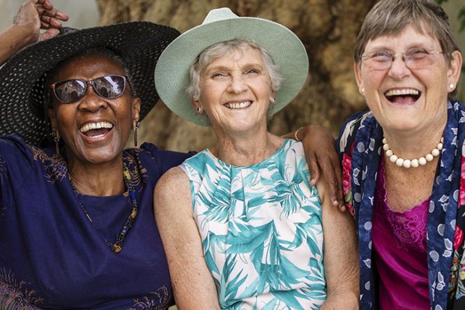 3 femmes âgées profitent de la vie