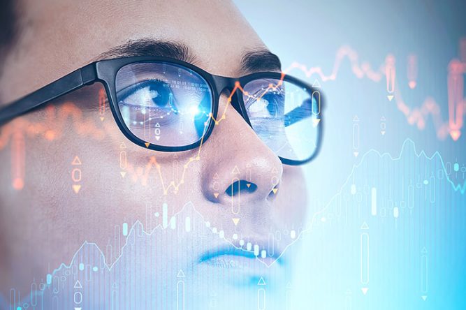 Une personne regarde les courbes des placement financiers